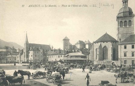 Annecy. Le marché. Place de l'Hôtel de ville